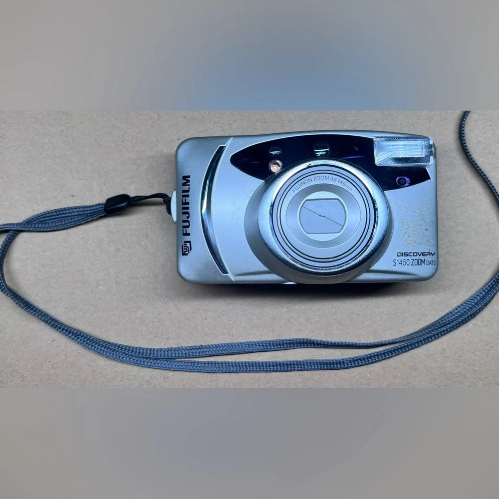 Vintage Fujifilm Discovery S1450 Zoom Date 38-145mm Camera Untested Lanyard